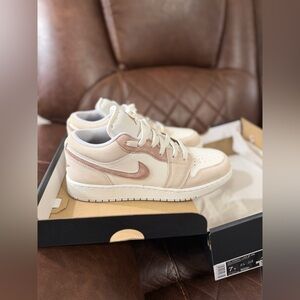 Mike Air Jordan 1 Low SE- Sail Archaeo Brown